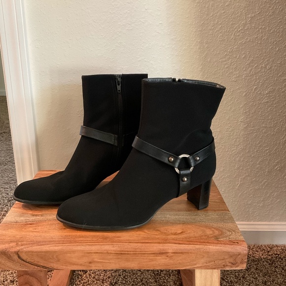 EUC, Stuart Weitzman, Gor-Tex Black Pointed Toe Ankle Boots, Sz 9.5, MSRP $300+ - Picture 1 of 7